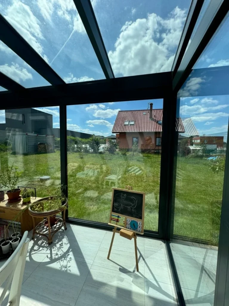 Posuvné zasklení terasy s výhledem do zahrady