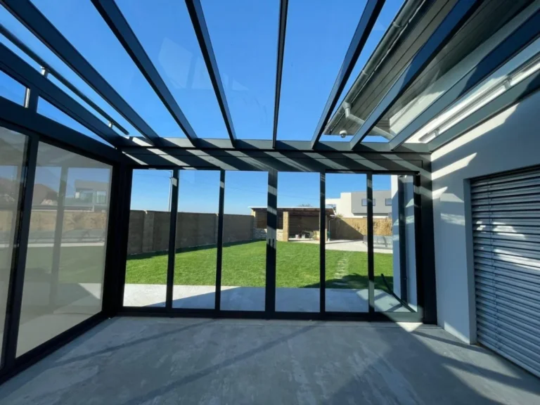 Moderní zasklená pergola s prosklenou střechou