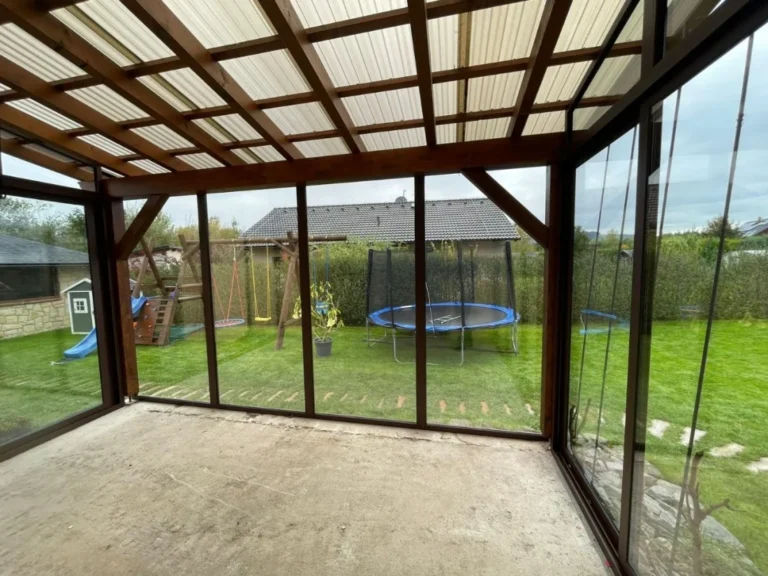 Dřevěná pergola s posuvnými skleněnými stěnami