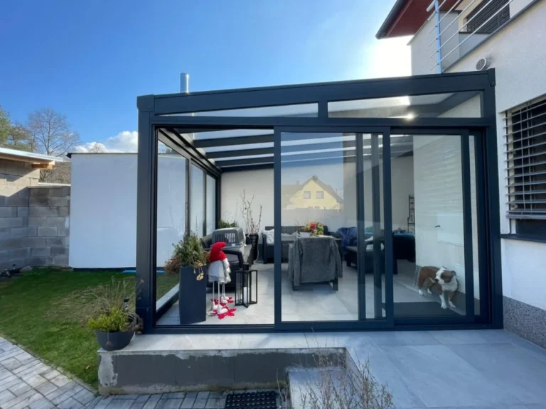 Hliníková pergola s posuvným zasklením v zahradě