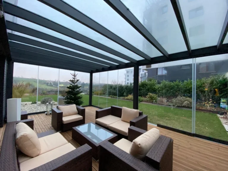 Zasklená pergola s prosklenou střechou a posezením
