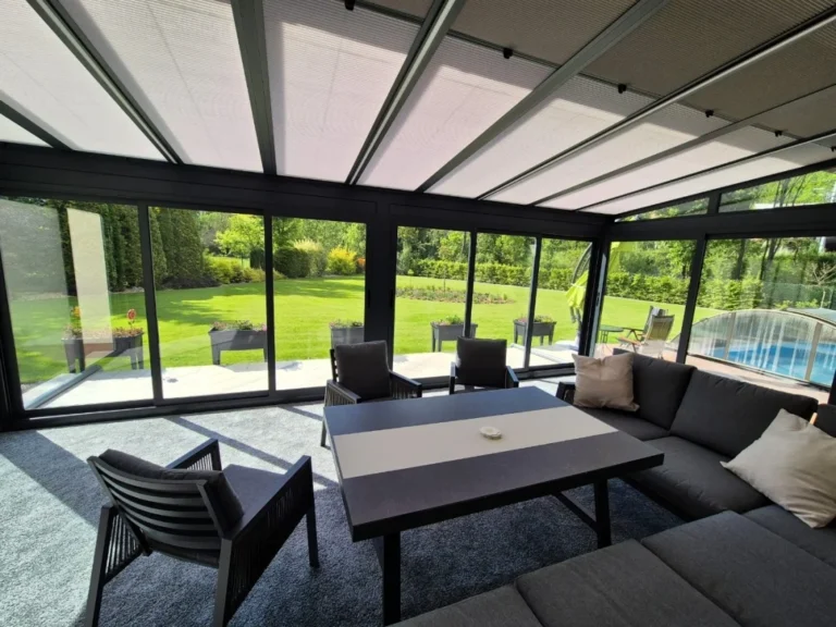 Zasklená pergola s venkovním posezením